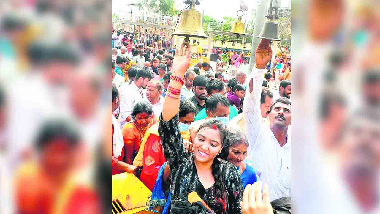 తల్లులకు ముందస్తు మొక్కులు