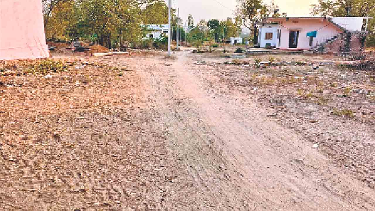 మట్టిరోడ్లకు సీసీ సొబగులు