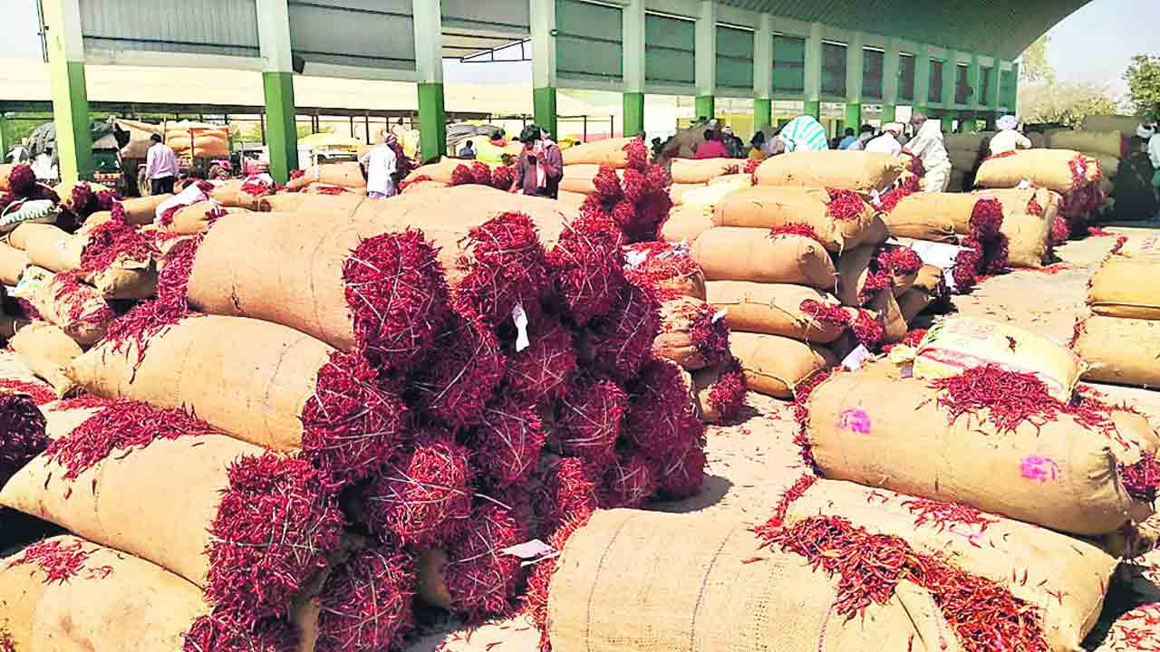 పోటెత్తిన ఎర్ర బంగారం