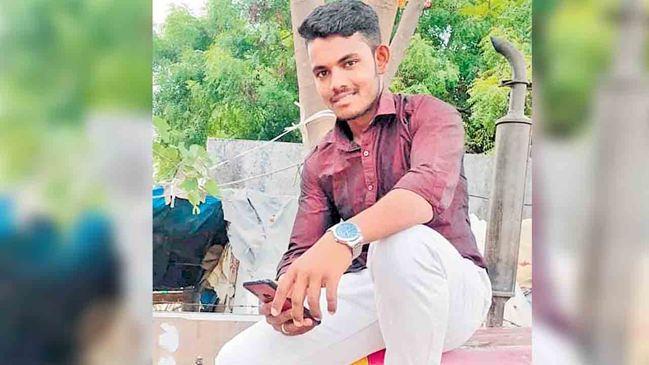 బైక్‌ అదుపు తప్పి యువకుడు..