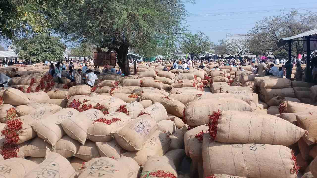 విక్రయానికి 60 వేల బస్తాలు రాక
