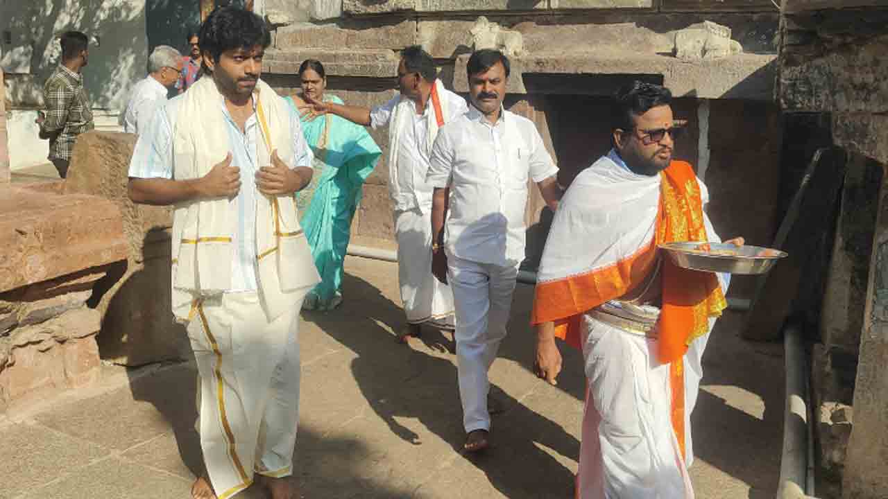 జోగుళాంబ సన్నిధిలో అనిల్‌ రావిపూడి సందడి