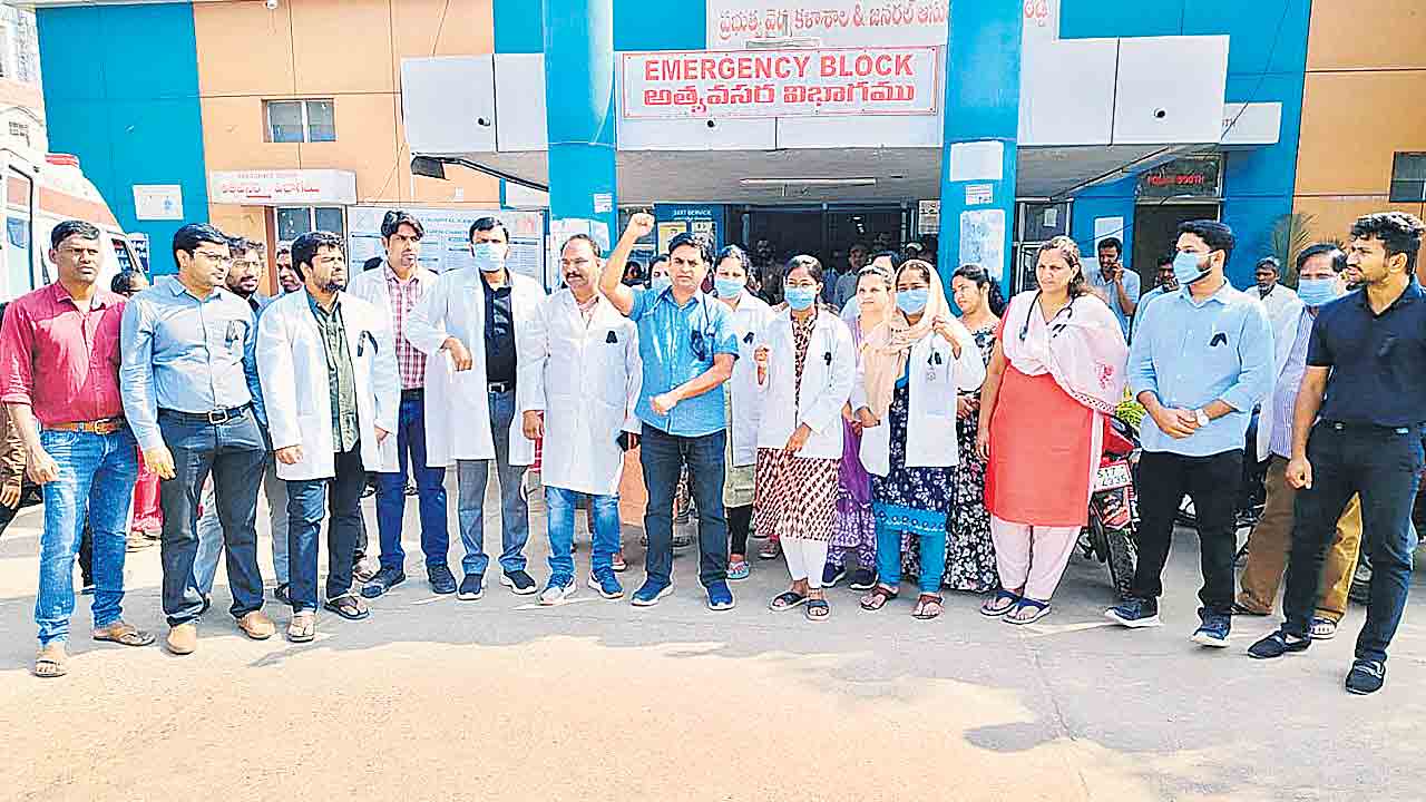 నల్లబ్యాడ్జీలతో వైద్యుల నిరసన