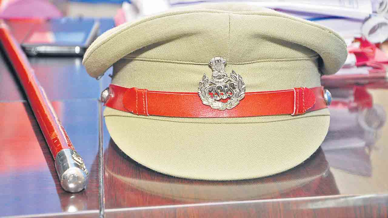 పోలీస్‌ అధికారుల బదిలీ