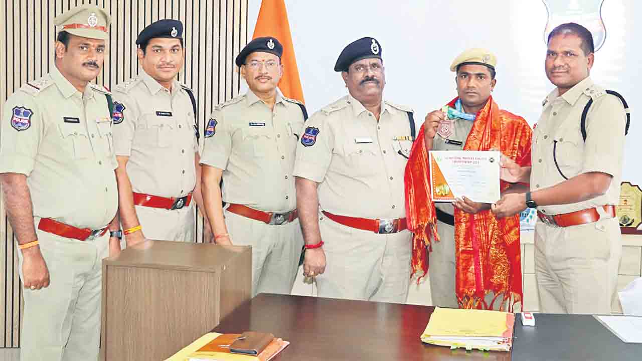 కానిస్టేబుల్‌ను సన్మానించిన ఎస్పీ