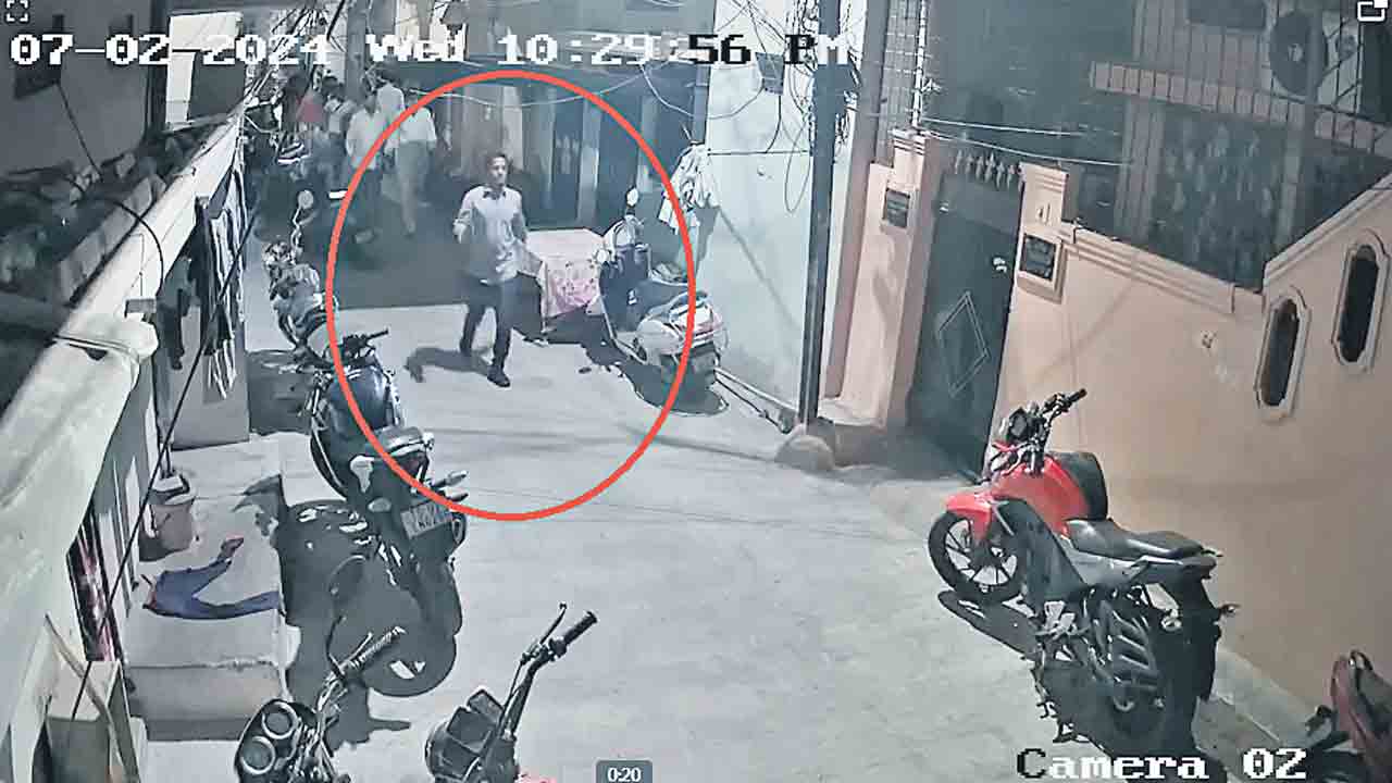 హత్య కేసులో.. పోలీసులెందుకిలా..?