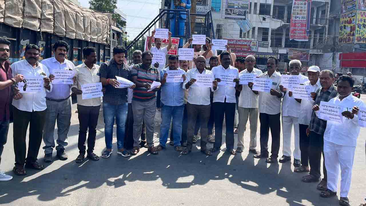 భద్రాచలం ఆలయ ఈవో బదిలీని నిలిపివేయాలి