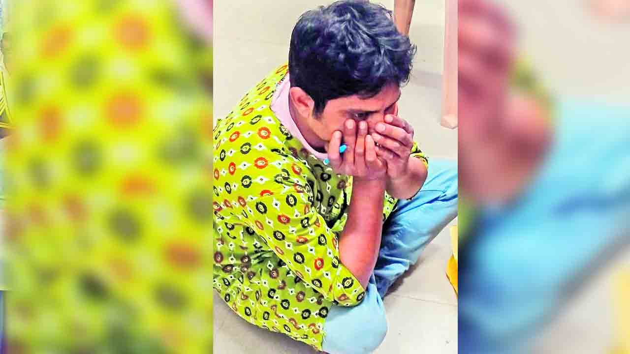 ఆడవేషంలో జీపీ కార్యదర్శి