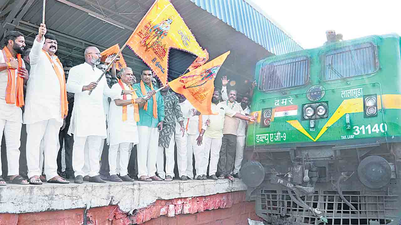 అయోధ్యకు బయల్దేరిన ప్రత్యేక రైలు