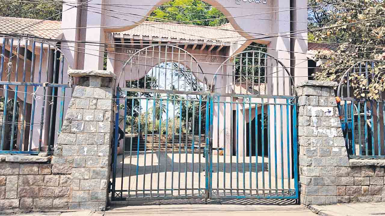 ప్రేమికుల రోజు.. ఇందిరాపార్కుకు తాళం