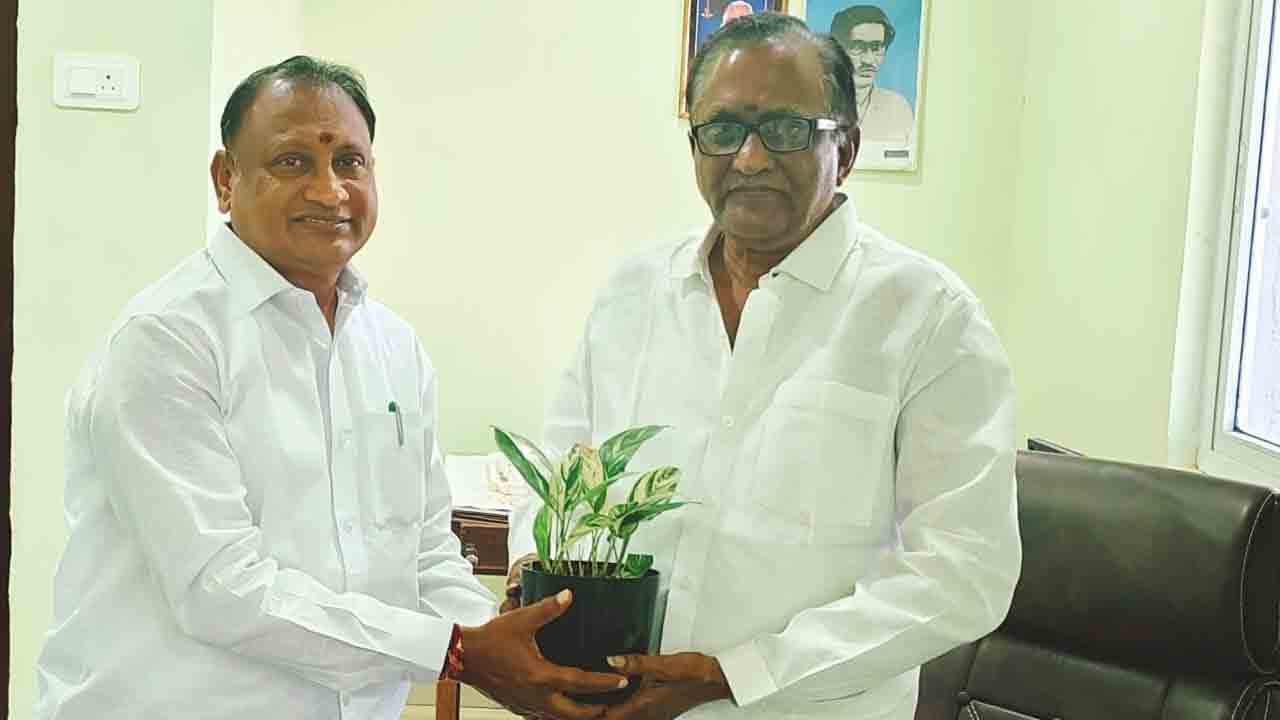 జడ్పీ చైర్మన్‌ను కలిసిన జడ్పీ డిప్యూటీ సీఈవో