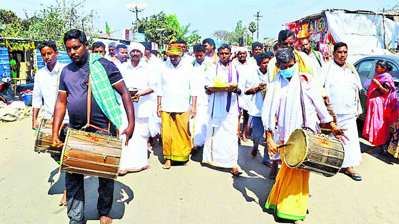 మండెమెలిగే.. మేడారం వెలిగే