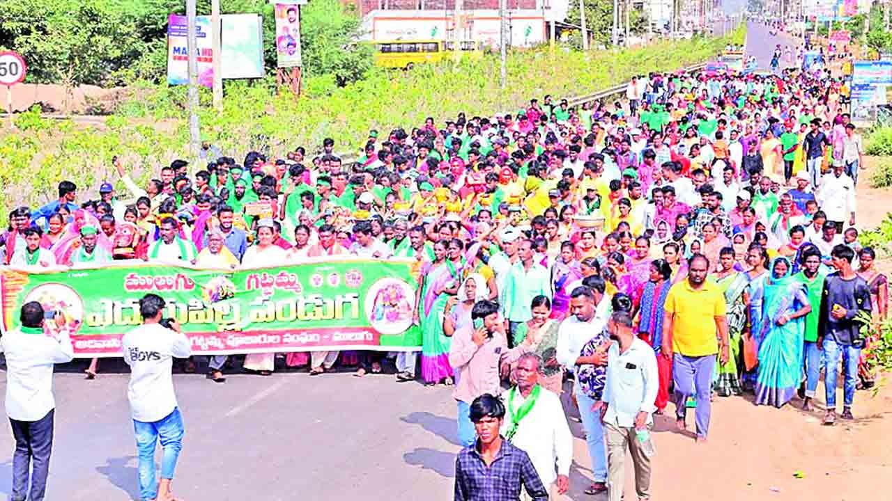 మేడారం ట్రస్ట్‌ బోర్డులో ఆదివాసేతరులను తొలగించాలి