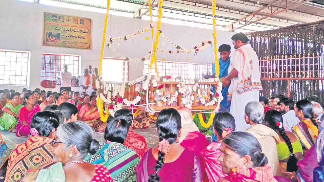 కనుల పండువగా డోలారోహణం