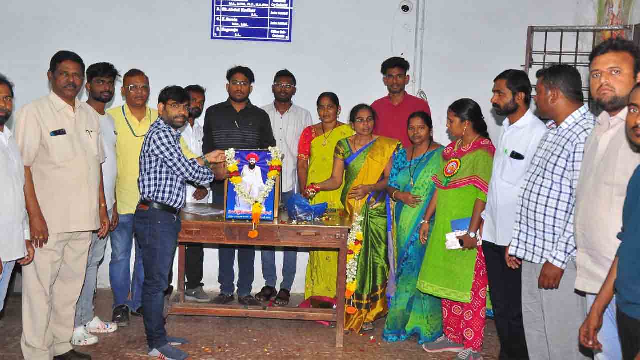 ‘సేవాలాల్‌ జీవిత చరిత్రను పాఠ్యాంశాల్లో చేర్చాలి’