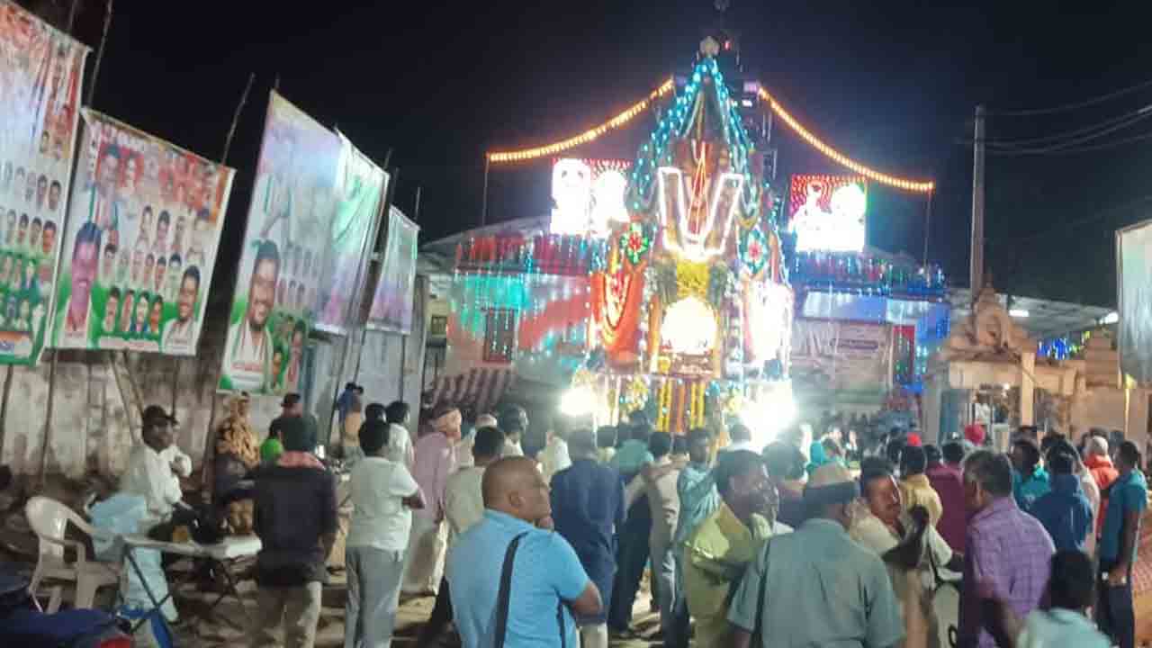 పూలతేరుపై విహరించిన చెన్నకేశవుడు