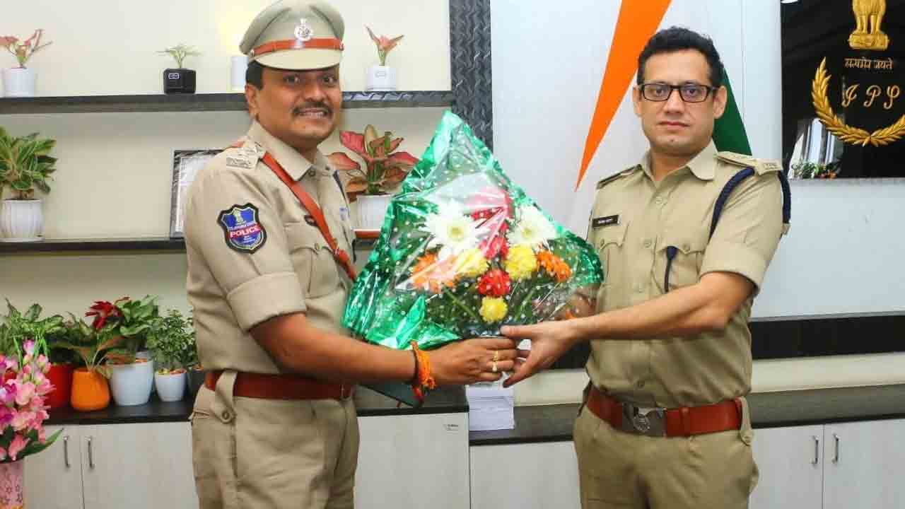 సీపీని కలిసిన టౌన్‌ ఏసీపీ