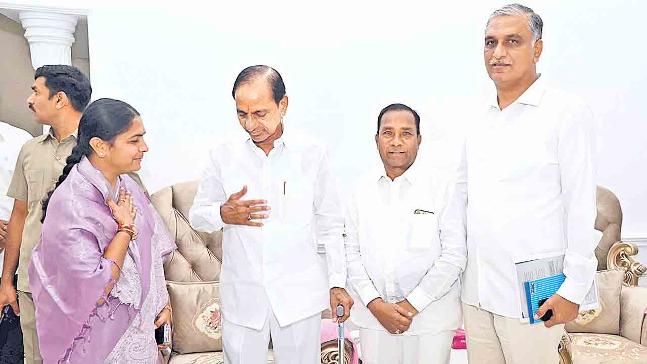 గజ్వేల్‌ ఎమ్మెల్యేగా కేసీఆర్‌ ప్రమాణ స్వీకారం