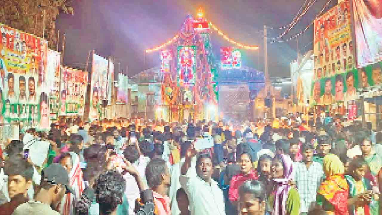 ఘనంగా చెన్నకేశవస్వామి రథోత్సవం