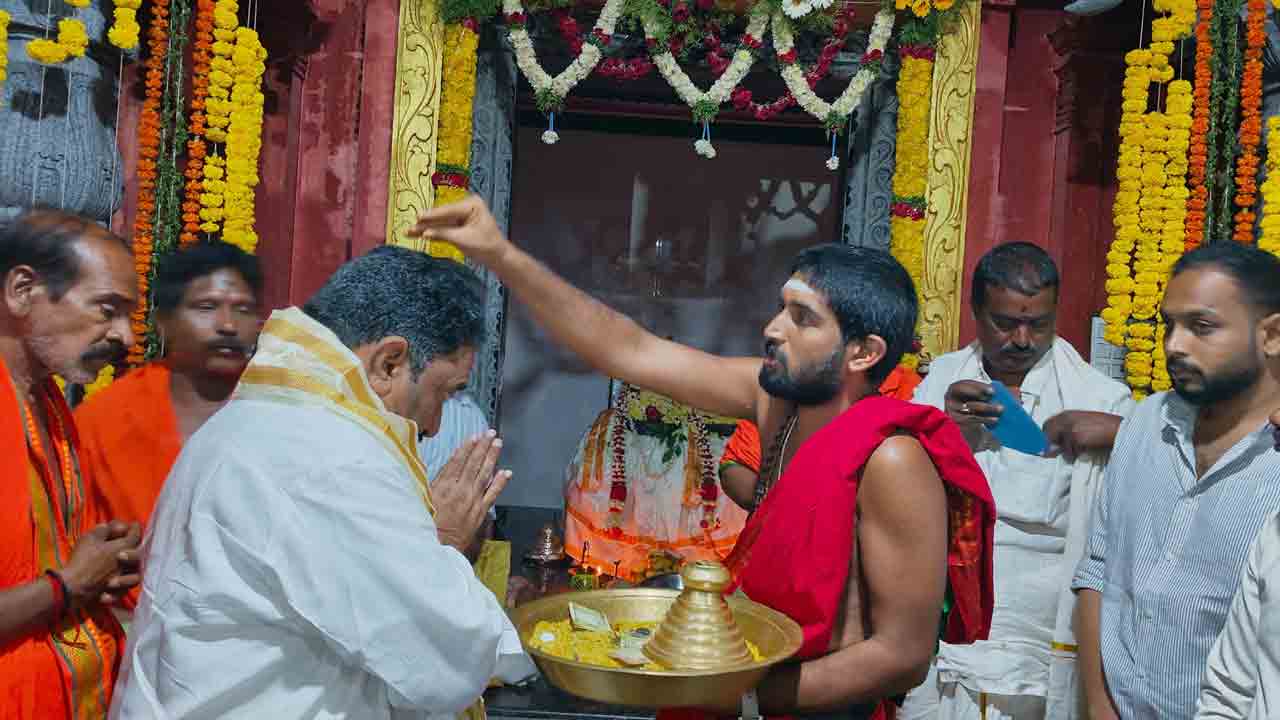 వారణాసీ పురపతిం భజ విశ్వనాథమ్‌