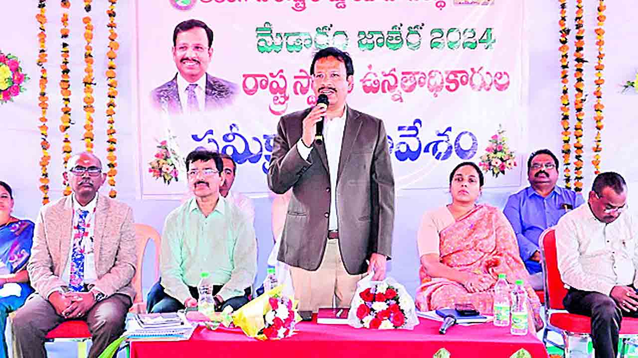 జాతర విధులను సేవా భావంతో నిర్వర్తించాలి