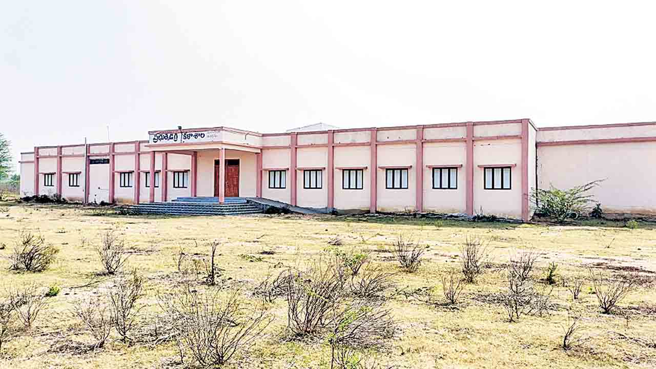 అధికారుల నిర్లక్ష్యం.. డిగ్రీ విద్యార్థులకు శాపం