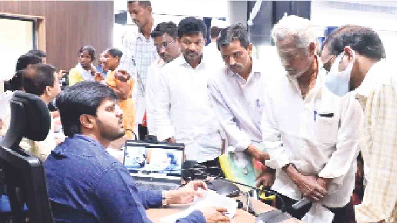 గ్రీవెన్స్‌ వినతులను వెంటనే పరిష్కరించాలి