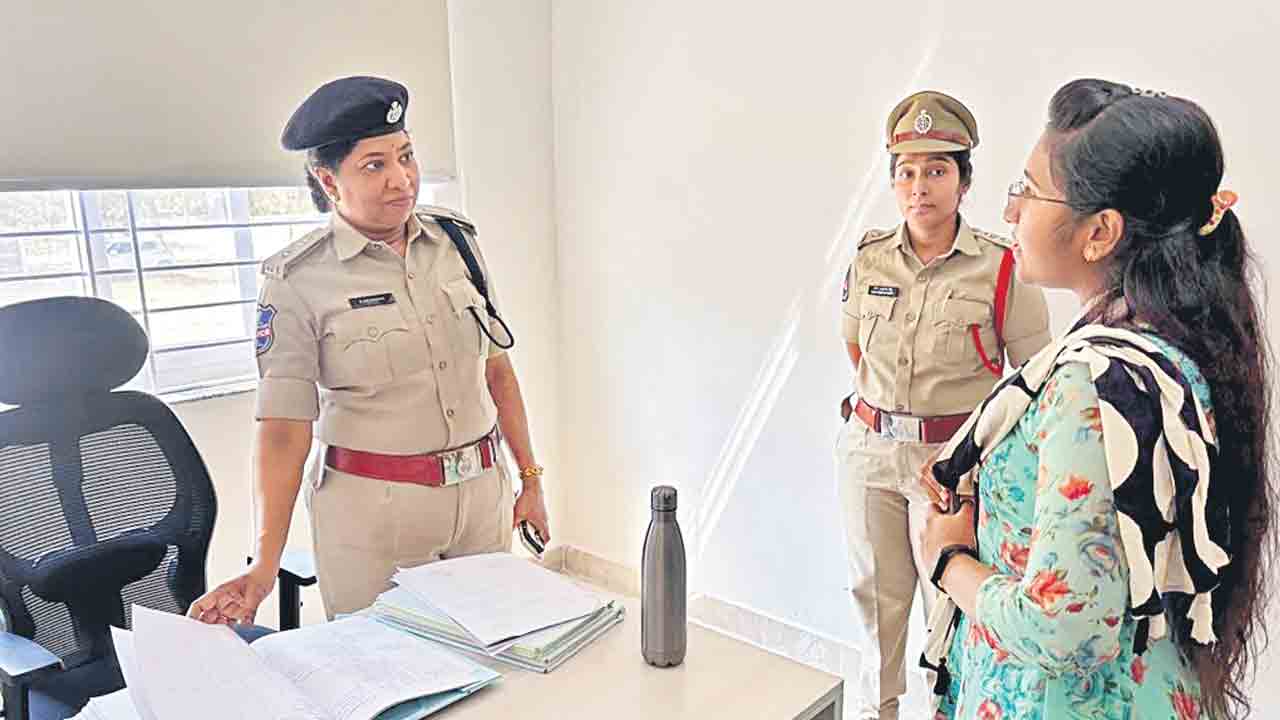 మర్యాదగా ప్రవర్తించాలి