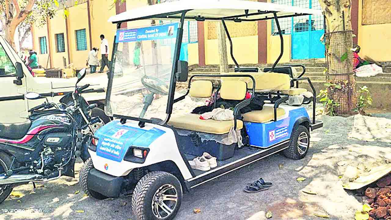 మేడారంలో బ్యాటరీ కారు