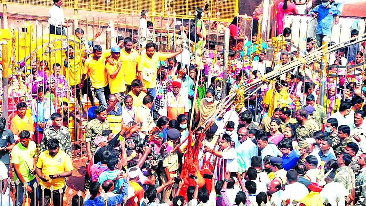 తల్లుల సన్నిధిలో భక్తజనం