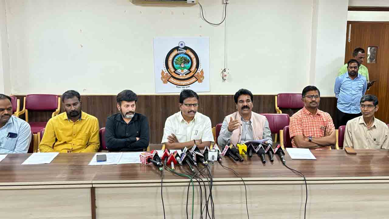 పీయూకు రూ.100కోట్లు మంజూరు