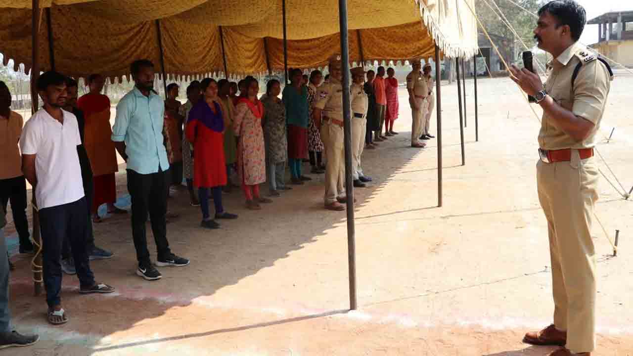 సేవలో పోలీసుల పాత్ర కీలకం : భద్రాద్రి ఎస్పీ