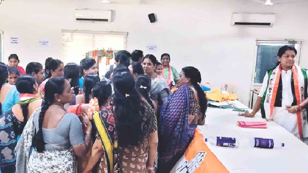మహిళా కాంగ్రెస్‌ సమావేశం రసాభాస