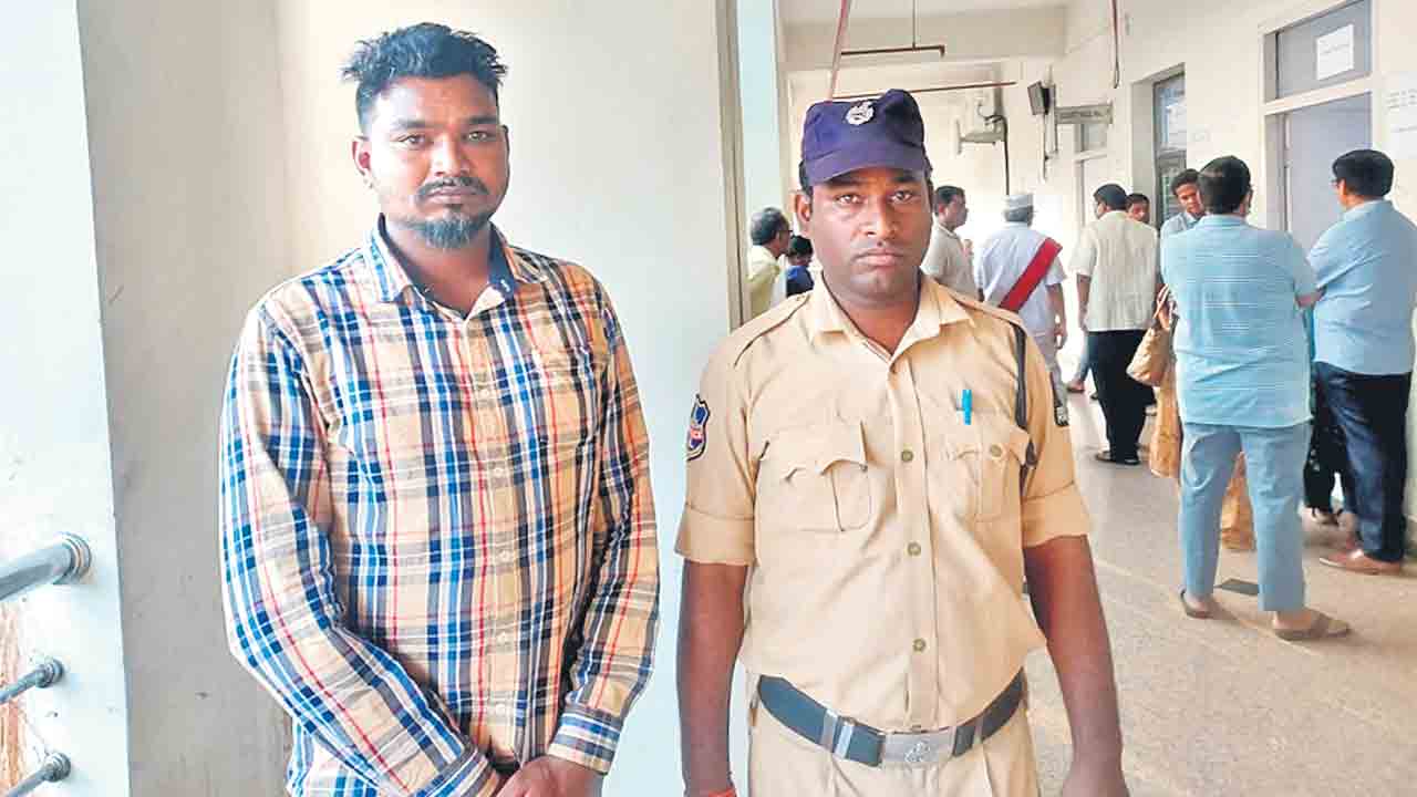 పోలీసులను తిట్టినందుకు..