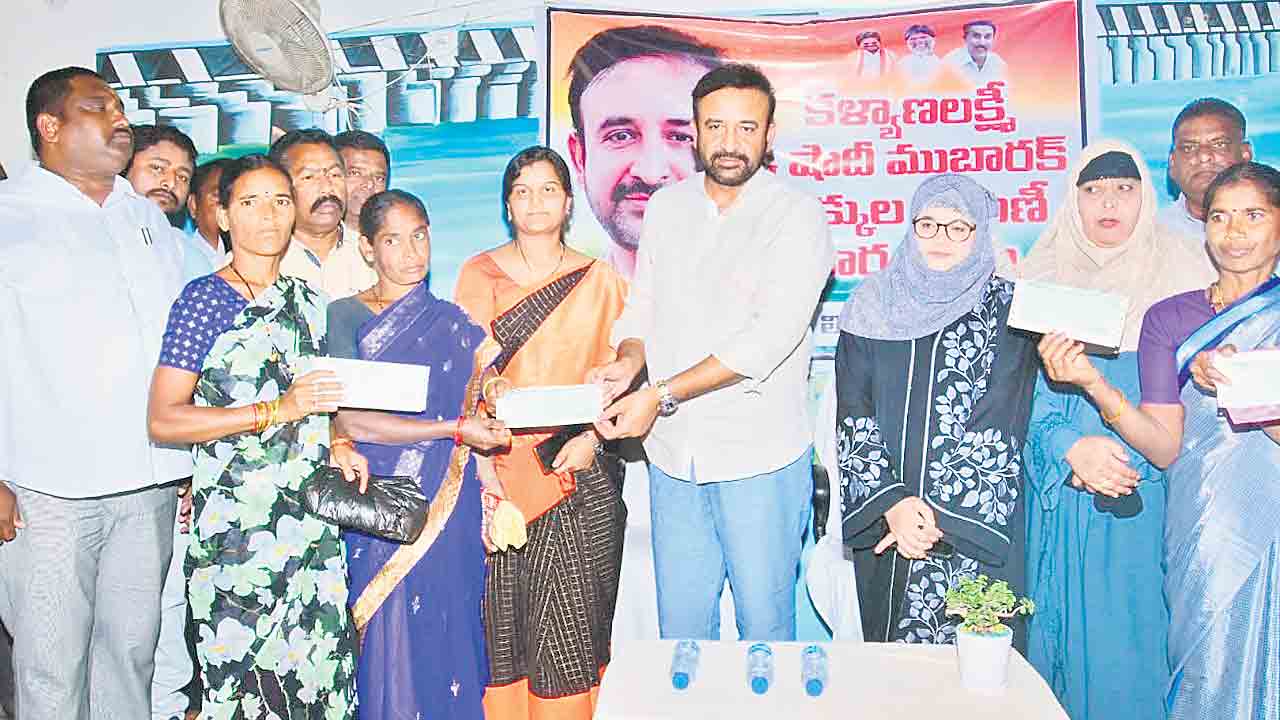 ఖాళీలపై రిపోర్టు తయారు చేయండి