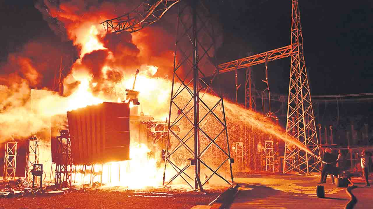 సబ్‌స్టేషన్‌లో భారీ అగ్నిప్రమాదం