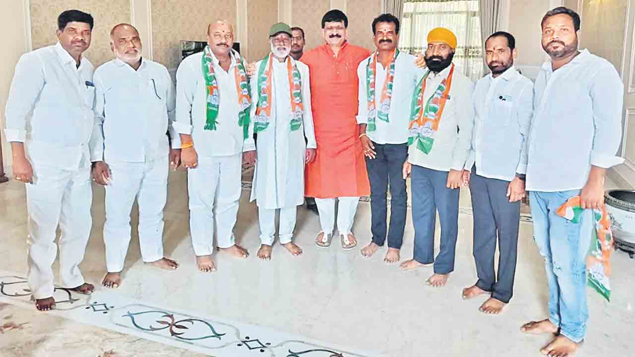 బీఆర్‌ఎస్‌ను వీడిన నలుగురు కౌన్సిలర్లు