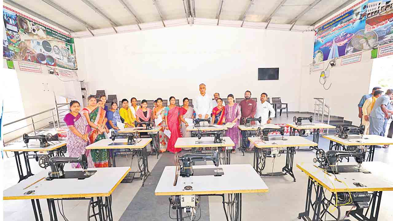 మహిళలు ఆర్థికంగా ఎదగాలి