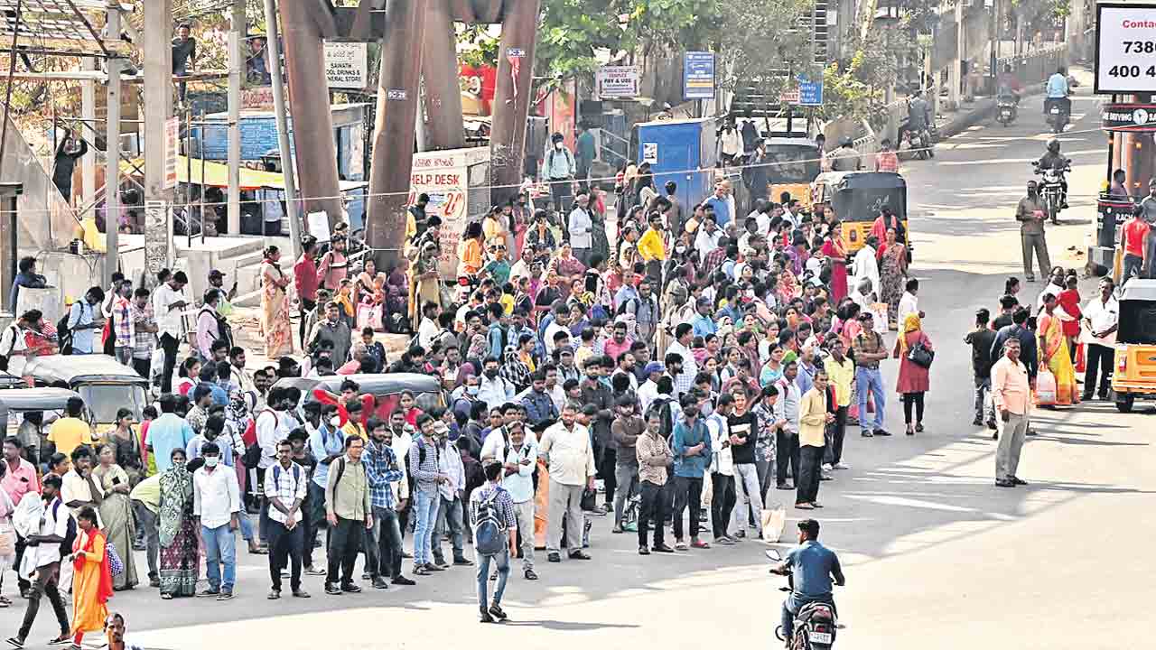 TSRTC | బస్సులు లేక బేజార్‌.. రోడ్లపై గంటల తరబడి నిరీక్షిస్తున్న ప్రయాణికులు