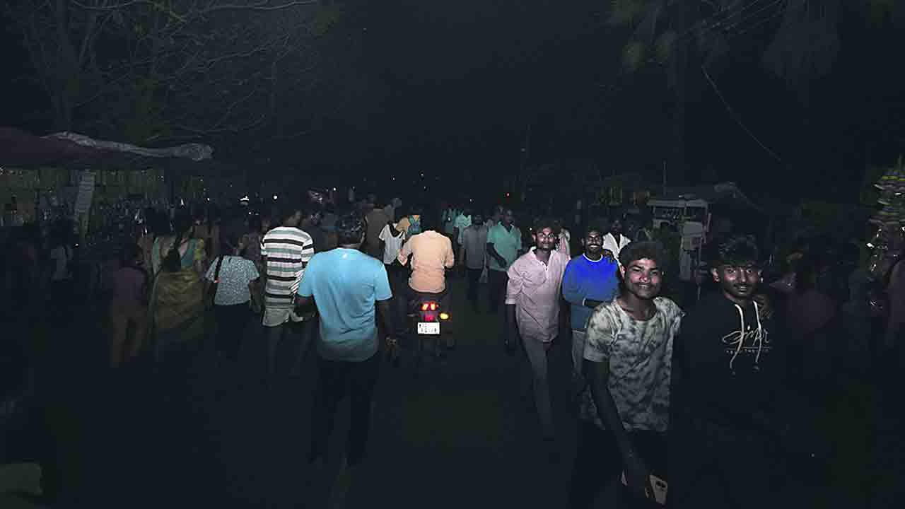 అంధకారం.. ఆగమాగం..