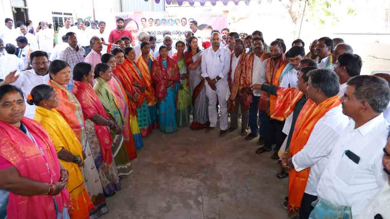 సర్పంచులను ఇబ్బంది పెడితే సహించం