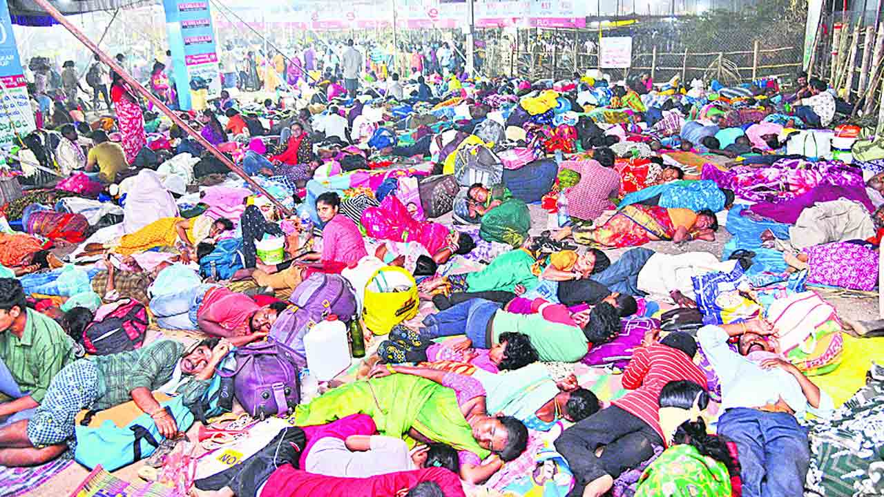 ఇంటికి పోలేక.. ఇక్కడ ఉండలేక..