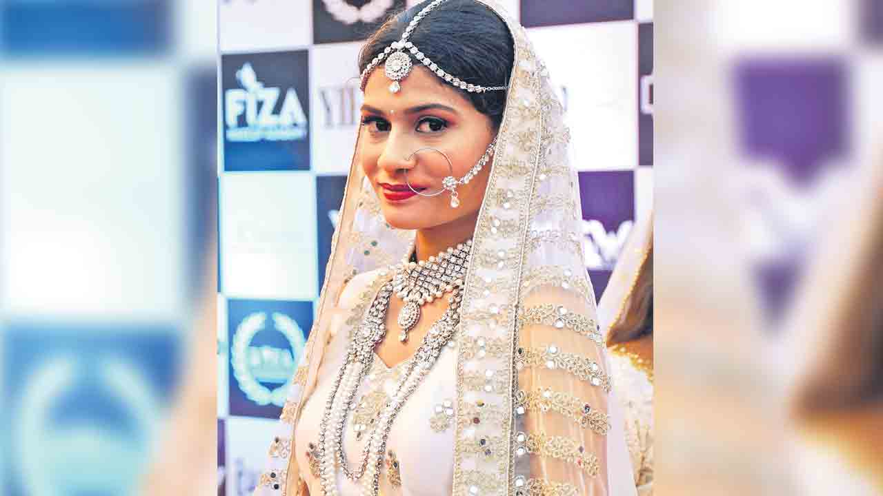 చిన్ని నవ్వుతో..