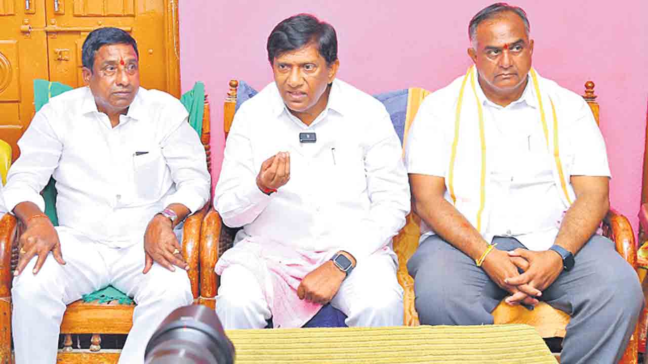 కోడ్‌ సాకుతో గ్యారెంటీలకు ఎగనామం!