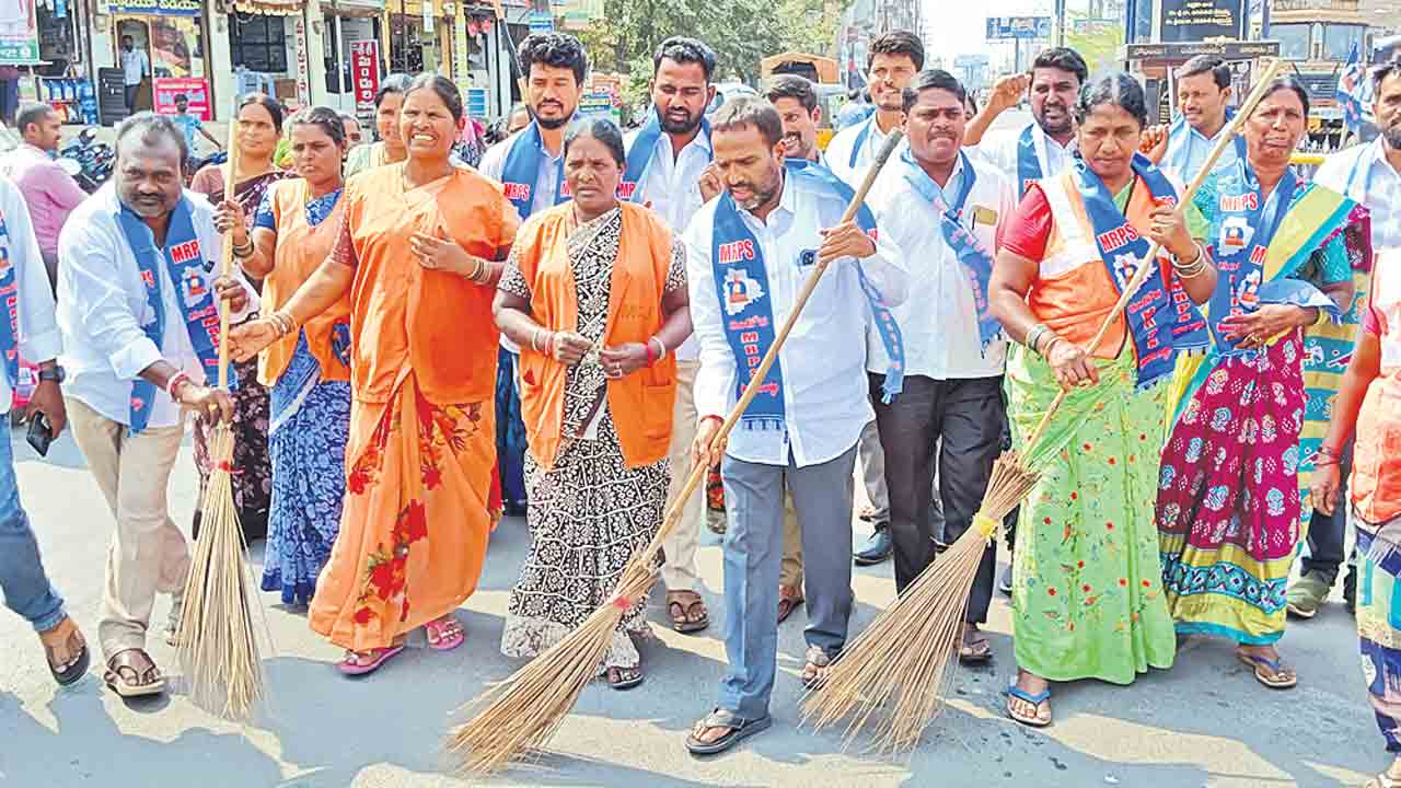 పారిశుధ్య కార్మికులను పర్మినెంట్‌ చేయాలి