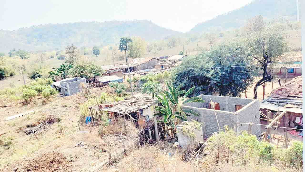 Komaram Bheem | ఊరు ఉండమంటే వేదన వెళ్లమంటోంది.. అడవి తల్లి ఒడి నుంచి మరో గ్రామం కనుమరుగు!