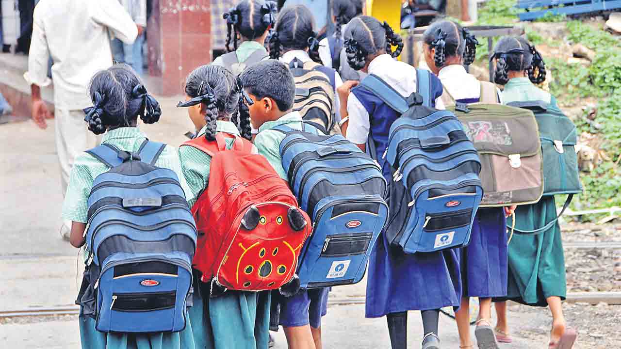 School Bag Weight | పేపర్‌ మందం కుదింపు.. 30% తగ్గనున్న బడి సంచి బరువు