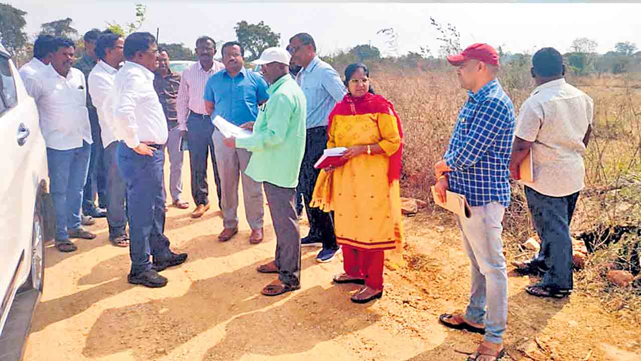 ఫార్మా విలేజ్‌ కోసం భూముల పరిశీలన