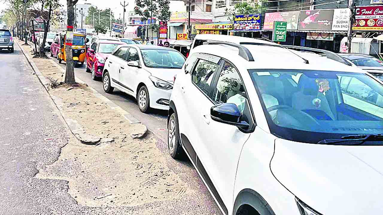 జంక్షన్‌లో ట్రాఫిక్‌ జామ్‌..!