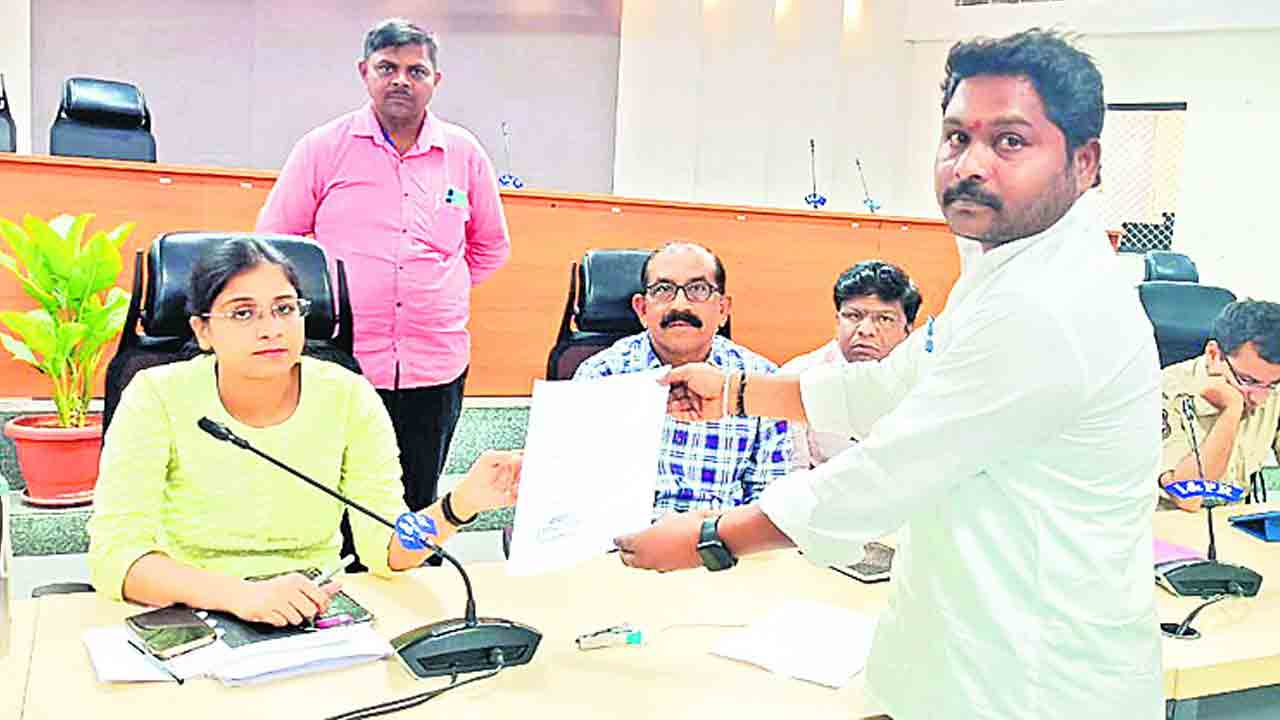 ఆర్‌ఐపై జిల్లా కలెక్టర్‌కు ఫిర్యాదు